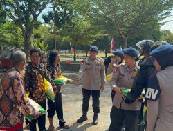 Humanis di Garis Depan, Brimob Jambi Bagikan Tali Asih kepada Massa Aksi Damai Masyarakat SAD.