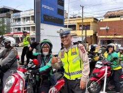 Wujud Kasih Sayang Pada Valentine Day, Satlantas Polresta Jambi Berikan BBM Gratis Kepada Driver Ojol Dan Himbauan Kamseltibcar Lantas.