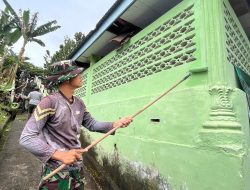 Semangat Gotong Royong, TNI–Rakyat bersihkan tempat ibadah sambut Bulan Suci Ramadhan.