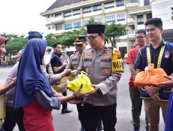 Polda Jambi Berbagi Berkah Ramadhan: Ratusan Paket Takjil serta Sembako Diserahkan ke Pengendara dan warga.
