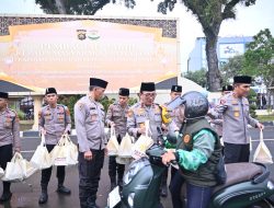 Kapolda Jambi Bersama Bhayangkari, OKP dan Ormas Bagikan Takjil kepada Masyarakat dan Ojek Online.