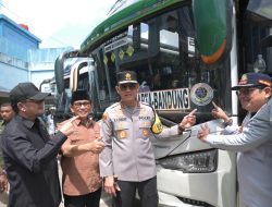 Kapolda Jambi Lepas Keberangkatan Mudik Presisi, Pastikan Keselamatan dan Kelancaran Pemudik.