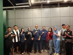 Ketua KONI Jambi makan bersama para lifter raih medali Kejurnas Bandung.