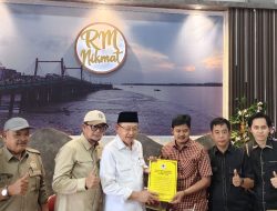 CE Serahkan SK Kepengurusan ke Ketua DPD II Tanjabbar Syufrayogi, Jadi Yang Perdana se-Jambi Pasca Musda.