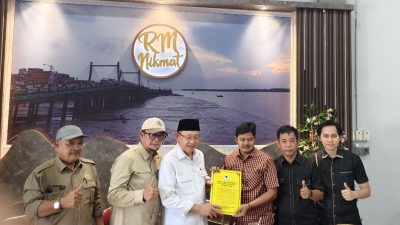 CE Serahkan SK Kepengurusan ke Ketua DPD II Tanjabbar Syufrayogi, Jadi Yang Perdana se-Jambi Pasca Musda.