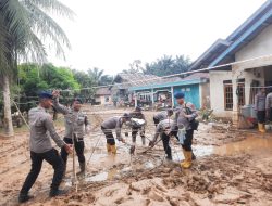 Satbrimob Polda Jambi Sigap Bantu Warga Terdampak Banjir di Sarolangun.