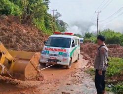 Longsor Tutupi Jalan Lintas Kerinci–Bangko, Polda Jambi Imbau Masyarakat Waspada Longsor Susulan.