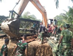 Kodim 0415/Jambi Bersama Satuan Jajaran Bangun Jembatan Bailey, Pulihkan Akses Penghubung Dua Kecamatan di Batang Hari.