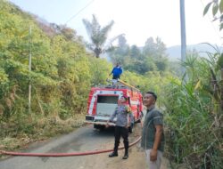 Polsek Sungai Penuh Bersama Damkar Padamkan Karhutla Seluas 0,5 Hektare di Ulu Air.