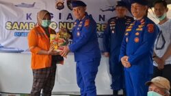 Ditpolairud Polda Jambi Sambangi Warga, Bagikan Masker dan Sembako di Tengah Kabut Asap.