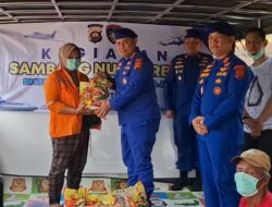 Ditpolairud Polda Jambi Sambangi Warga, Bagikan Masker dan Sembako di Tengah Kabut Asap.
