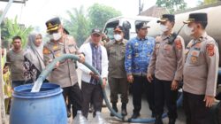 Polri Untuk Masyarakat: Kapolresta Jambi Bagikan Bantuan Air Bersih dan Masker Gratis di Kecamatan Telanaipura.