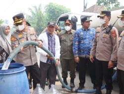 Polri Untuk Masyarakat: Kapolresta Jambi Bagikan Bantuan Air Bersih dan Masker Gratis di Kecamatan Telanaipura.