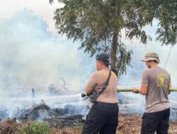 Satbrimob Polda Jambi Kerahkan 30 Personel Tangani Karhutla di Betara Tanjab Barat.