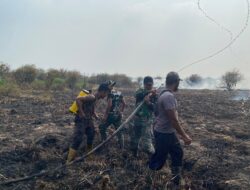 Tim Gabungan Lakukan Pendinginan Karhutla di Desa Rantau Panjang, Muaro Jambi.