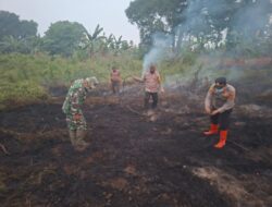 Polri Bersama TNI, BPBD dan Warga Padamkan Karhutla Seluas 5 Hektare di Sungai Duren.