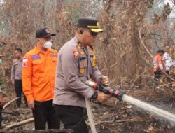 Polres Tanjab Timur Bersama Tim Gabungan Padamkan Karhutla di HLG Londerang dengan X-Fire 03.
