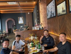 Usai Saling Pukul di Ring, Vicky, Bedu dan Dede Sunandar Sarapan Bareng di Jambi.