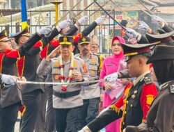 Tradisi Pedang Pora dan Adat Melayu Jambi Sambut Kapolda Jambi Irjen Pol. Widodo di Mapolda.