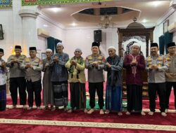 Pererat Silaturahmi, Kapolresta Jambi Dampingi Kapolda dan Wakapolda Jambi Sholat Subuh Berjamaah di Masjid Jami’ Ass’addah Thehok.