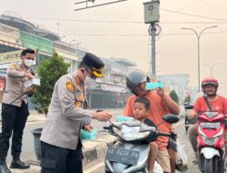 POLISI BERSAMA MASYARAKAT, KAPOLRESTA JAMBI TURUN LANGSUNG GATUR LALIN DAN BAGIKAN MASKER.