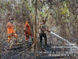 Brimob Polda Jambi Bersama Tim Gabungan Lakukan Pemadaman dan Pendinginan Karhutla di Batanghari dan Muaro Jambi.