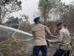 Respons Cepat, Personel Satbrimob Polda Jambi Padamkan Kebakaran Lahan di Merangin.